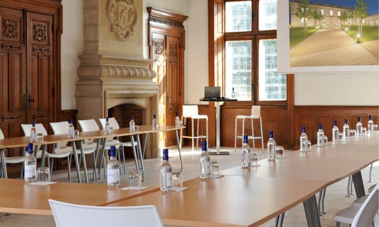 Louer une salle pour un grand évènement, une bonne idée pour le moral ?