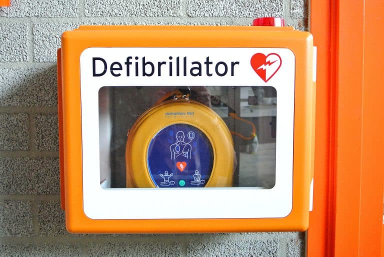 Des défibrillateurs externes automatisés : pourquoi en avez-vous besoin ?