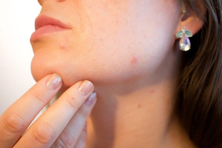 Comment utiliser la lingette lavable pour retirer le maquillage de sa face