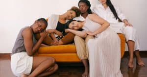 le trouble de la personnalité histrionique est caractérisé par un comportement excessivement émotionnel et désirant constamment attirer l'attention sur soi, souvent au détriment des relations interpersonnelles.